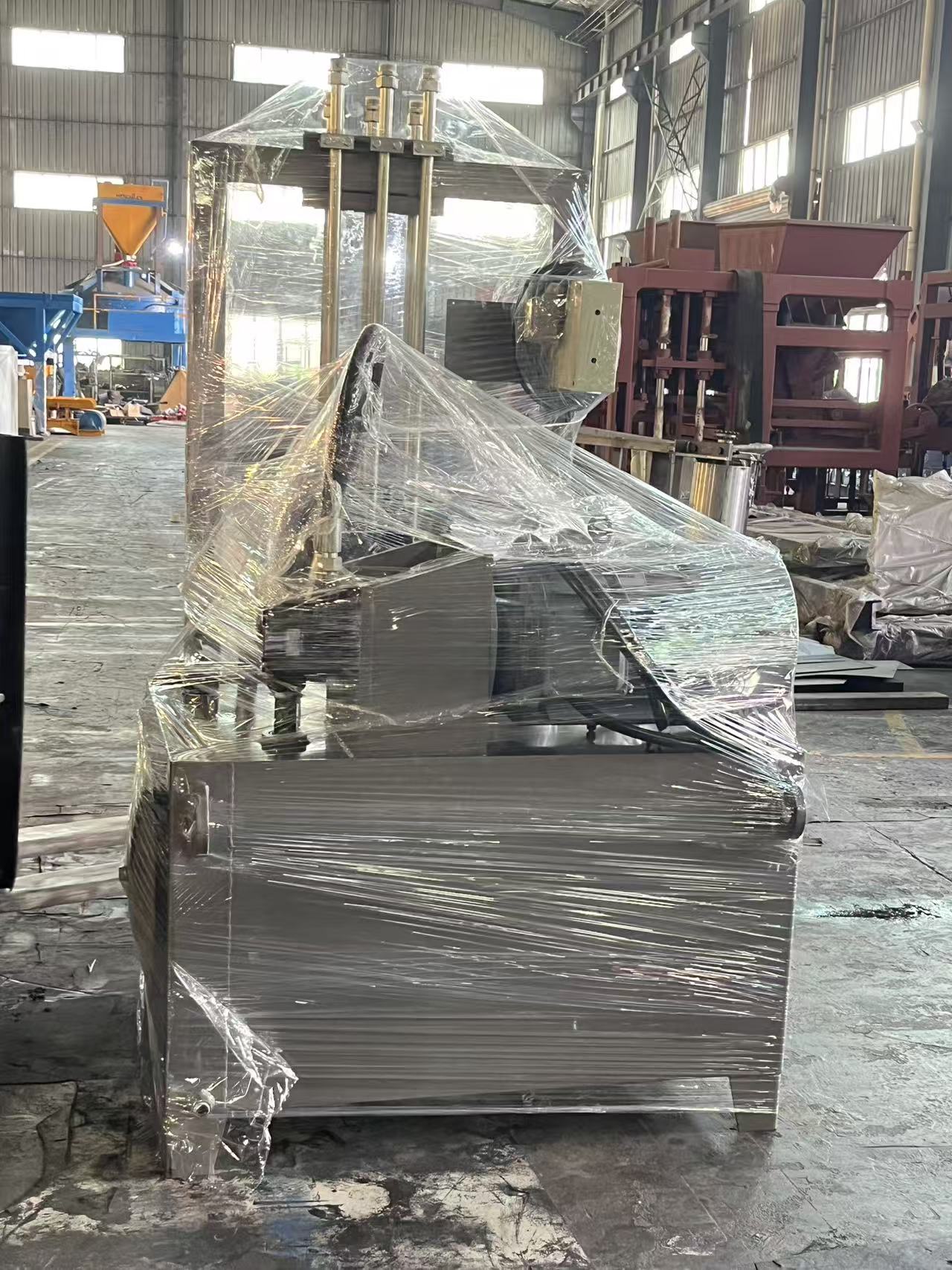 It introduces the oil tank or lifting platform